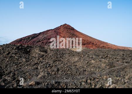 Kontrast zwischen roten und schwarzen vulkanischen Felsen auf Lanzarote, den Kanarischen Inseln, Spanien und Europa Stockfoto