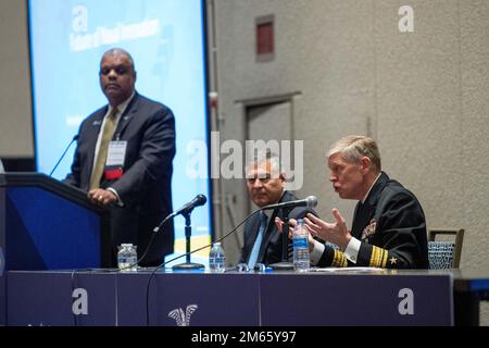 5. April 2022 NATIONAL HARBOR, Maryland - Chief of Naval Research (CNR) Rear ADM. Lorin C. Selby (rechts), zusammen mit Michael Brown (Mitte), Direktor der Defense Innovation Unit, präsentieren ihre Gedanken während der Foren zur Zukunft der Naval Innovation auf der Sea-Air-Space Exposition der Navy League. Stockfoto