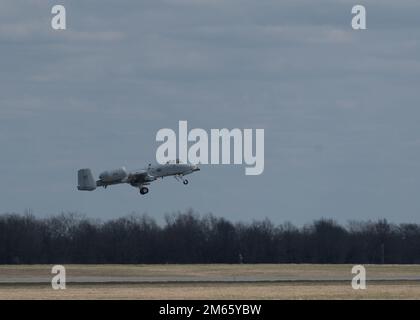 Ein A-10 Thunderbolt II startet während der Übung Agile Tiger, 5. April 2022, Whiteman Air Force Base, Missouri. Übung Agile Tiger bringt Flugzeuge und Flugzeuge von Air Force Global Strike Command, Air Combat Command und Air Mobility Command zusammen, um die Interoperabilität mit einer Vielzahl von Plattformen zu fördern. Stockfoto