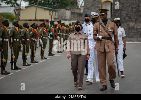 BRIDGETOWN, Barbados (5. April 2022) – Generalleutnant Laura J. Richardson, USA Befehlshaber des südlichen Kommandos, führt eine zeremonielle Inspektion der Barbados-Ehrenwache der Streitkräfte in St. Ann's Fort in Bridgetown, Barbados. Richardson war in dem Land, um sich mit führenden Persönlichkeiten zu treffen und an der 2022. Karibischen Sicherheitskonferenz (CANSEC 22) vom 4. Bis 7. April teilzunehmen. Stockfoto