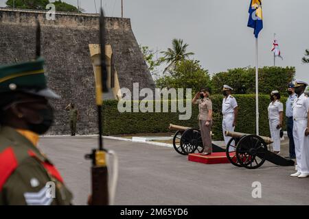 BRIDGETOWN, Barbados (5. April 2022) – Generalleutnant Laura J. Richardson, USA Befehlshaber des südlichen Kommandos, salutiert die Barbados-Ehrengarde vom 5. April 2022 in St. Ann's Fort in Bridgetown, Barbados. Richardson war in dem Land, um sich mit führenden Persönlichkeiten zu treffen und an der 2022. Karibischen Sicherheitskonferenz (CANSEC 22) vom 4. Bis 7. April teilzunehmen. Stockfoto