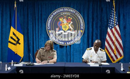 BRIDGETOWN, Barbados (5. April 2022) – Generalleutnant Laura J. Richardson, USA Commodore Errington Shurland, Befehlshaber des Kommandobereichs Süd und Stabschef der Streitkräfte Barbados, unterzeichnen einen Rahmen für Engagement und Zusammenarbeit, um bilaterale Verteidigungseinsätze und Sicherheitskooperation zu verstärken, der sich auf die Bekämpfung transnationaler krimineller Organisationen, humanitäre Hilfe und Katastrophenhilfe sowie Truppenentwicklung konzentriert. Richardson war in dem Land, um sich mit führenden Persönlichkeiten zu treffen und an der 2022. Karibischen Sicherheitskonferenz (CANSEC 22) vom 4. Bis 7. April teilzunehmen. Stockfoto