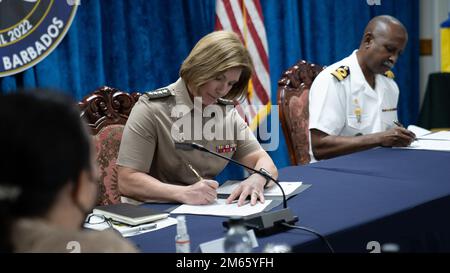 BRIDGETOWN, Barbados (5. April 2022) – Generalleutnant Laura J. Richardson, USA Commodore Errington Shurland, Befehlshaber des Kommandobereichs Süd und Stabschef der Streitkräfte Barbados, unterzeichnen einen Rahmen für Engagement und Zusammenarbeit, um bilaterale Verteidigungseinsätze und Sicherheitskooperation zu verstärken, der sich auf die Bekämpfung transnationaler krimineller Organisationen, humanitäre Hilfe und Katastrophenhilfe sowie Truppenentwicklung konzentriert. Richardson war in dem Land, um sich mit führenden Persönlichkeiten zu treffen und an der 2022. Karibischen Sicherheitskonferenz (CANSEC 22) vom 4. Bis 7. April teilzunehmen. Stockfoto