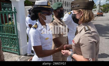 BRIDGETOWN, Barbados (5. April 2022) – Generalleutnant Laura J. Richardson, USA Befehlshaber des Kommandobereichs Süd, erteilt Unterleutnant Sasha Marshall von der Barbados-Verteidigungstruppe nach einem Rundtischgespräch die Hand, bei dem es um die Initiative Frauen, Frieden und Sicherheit, die Entwicklung von nicht kommissionierten Offizieren als Führungskraft und Möglichkeiten im Rahmen des Programms für internationale militärische aus- und Weiterbildung (IMET) des Außenministeriums ging. Das Forum fand im Vorfeld der 2022. Karibischen Sicherheitskonferenz statt, die von der Barbados-Verteidigungskraft und SOUTHCOM gemeinsam ausgerichtet wurde. Stockfoto