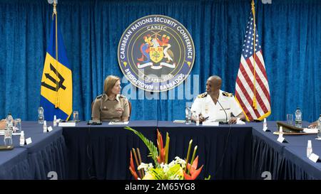 BRIDGETOWN, Barbados (5. April 2022) – Generalleutnant Laura J. Richardson, USA Commodore Errington Shurland, Befehlshaber des Kommandobereichs Süd und Stabschef der Streitkräfte Barbados, treffen und erörtern die Verteidigungszusammenarbeit, bevor ein Rahmenwerk für Engagement und Zusammenarbeit unterzeichnet wird, um bilaterale Verteidigungseinsätze und Sicherheitskooperation zu verstärken. Richardson war in dem Land, um sich mit führenden Persönlichkeiten zu treffen und an der 2022. Karibischen Sicherheitskonferenz (CANSEC 22) vom 4. Bis 7. April teilzunehmen. Stockfoto