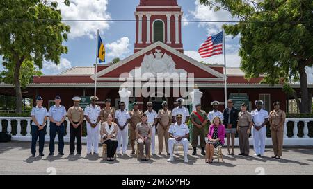 BRIDGETOWN, Barbados (5. April 2022) – Generalleutnant Laura J. Richardson, USA Kommandobefehlshaber des Südens, posiert für ein Foto mit dem Stabschef der Barbados Defence Force, Commodore Errington Shurland, USA Botschafter in Barbados, Botschafterin Linda Taglialatela und ZIVILVERTRETER VON SOUTHCOM beim Kommandeur, AMB. Jean Manes und Mitglieder der Barbados-Streitkräfte. Die Gruppe trat im Vorfeld der Karibischen Sicherheitskonferenz 2022 zusammen, um über die Rolle der Frauen in den Bereichen Sicherheit, berufliche Entwicklung der Streitkräfte und Möglichkeiten im Rahmen der Internationalen Militärausbildung und Tra des Außenministeriums zu diskutieren Stockfoto