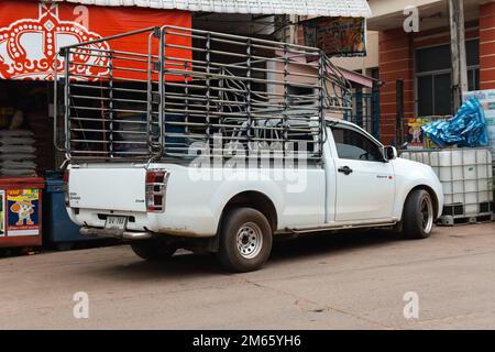 Pai, Thailand. 19. November 2022. Weißer D-max-Lkw aus Isuzu mit Stahlkäfig, geparkt in Pai, Thailand Stockfoto