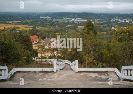 Blick auf das Dorf von der Spitze des Tempels des weißen Buddha in Pai, Nord-Thailand Stockfoto