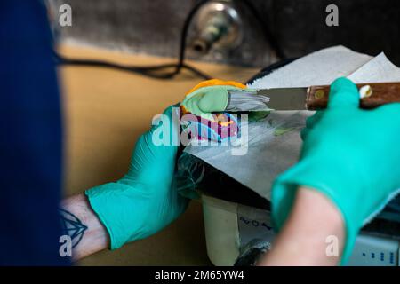 Staff Sgt. Anthony Brown, 15. Operational Medical Readiness Squadron Dentaltechniker, füllt einen Eindruck mit einem Material namens „Stein“, um eine Form der Zähne des Patienten im Dentallabor der Joint Base Pearl Harbor-Hickam, Hawaii, April 2022 zu erzeugen. Zahntechniker nehmen Abdrücke vom Mund des Patienten, um Kronen, Halterungen, Nachtwachen und andere Formen der Zahnausrüstung zu entwerfen und 3D zu drucken. Stockfoto