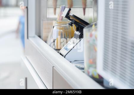 Allgemeiner kleiner Laden, Laden, einfache Street Food Truck Kasse, Kasse aus nächster Nähe, Seitenansicht, niemand, keine Leute, Kopierraum Lokales Unternehmen Stockfoto