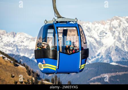 RAURIS - Skifahrer auf den Pisten des Skigebiets Rauris im österreichischen Bundesland SalzburgerLand. Aufgrund der höheren Temperaturen gibt es dieses Jahr weniger Schnee und die Qualität des Schnees ist schlechter. ANP JEFFREY GROENEWEG niederlande raus - belgien raus Stockfoto