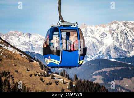 RAURIS - Skifahrer auf den Pisten des Skigebiets Rauris im österreichischen Bundesland SalzburgerLand. Aufgrund der höheren Temperaturen gibt es dieses Jahr weniger Schnee und die Qualität des Schnees ist schlechter. ANP JEFFREY GROENEWEG niederlande raus - belgien raus Stockfoto