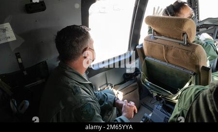 Generalmajor Eric Hill, stellvertretender Befehlshaber des Sondereinsatzkommandos der Luftwaffe, beobachtet vom Flugdeck eines ShinMaywa US-2, der dem Luftwaffenstaffel 71 der japanischen Seeschifffahrts-Selbstverteidigungskräfte in der Marines Corps Air Station Iwakuni, Japan, am 5. April 2022 zugeteilt wurde. Die US-2-Flugbesatzung und das Team von Rettungsschwimmern demonstrierten die Fähigkeit des Amphibienflugzeugs, sowohl auf formellen Start- und Landebahnen als auch auf offenen Gewässern zu starten und zu landen, und wie dies dem JMSDF einzigartige und entscheidende Reaktions- und Rettungsfähigkeiten verschafft. Stockfoto