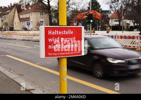 Berlin, Deutschland. 01. Januar 2023. 01.01.2023, Berlin. Ein Schild an einer Straße im Berliner Stadtteil Steglitz-Zehlendorf weist am Ständer einer Bushaltestelle darauf hin, dass die Haltestelle nicht angefahren wird. Kredit: Wolfram Steinberg/dpa Kredit: Wolfram Steinberg/dpa/Alamy Live News Stockfoto