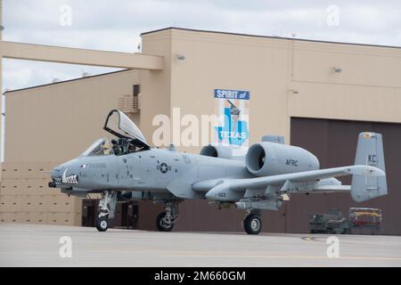 Während der Übung Agile Tiger auf dem Whiteman Air Force Base, Missouri, fährt ein Pilot das Dach eines A-10C Thunderbolt II zur Landebahn. Der Pilot fährt am 5. April 2022 zum Whiteman Air Force Base, Missouri. Übung Agile Tiger war eine 509.-geführte Interoperabilitätsschulung, bei der die Fähigkeiten von aktivem Dienst, Wachdienst und Reserve US kombiniert und verfeinert wurden Streitkräfte zur Gewährleistung der Kampfbereitschaft. Stockfoto