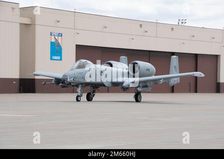 Ein A-10C Thunderbolt II fährt während der Übung Agile Tiger auf der Whiteman Air Force Base, Missouri, am 5. April 2022 zur Landebahn. Übung Agile Tiger war eine 509.-geführte Interoperabilitätsschulung, bei der die Fähigkeiten von aktivem Dienst, Wachdienst und Reserve US kombiniert und verfeinert wurden Streitkräfte zur Gewährleistung der Kampfbereitschaft. Stockfoto