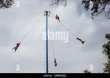 Die Danza de los Voladores oder Papantla Flyers, eine alte mesoamerikanische Zeremonie/Ritual, die noch heute in Mexiko stattfindet Stockfoto