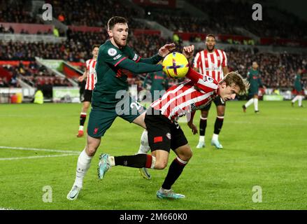 London, Großbritannien. 2. Januar 2023. Andrew Robertson aus Liverpool fordert Mads Roerslev aus Brentford während des Premier League-Spiels im GTECH Community Stadium in London heraus. Das Bild sollte lauten: Paul Terry/Sportimage Credit: Sportimage/Alamy Live News Stockfoto