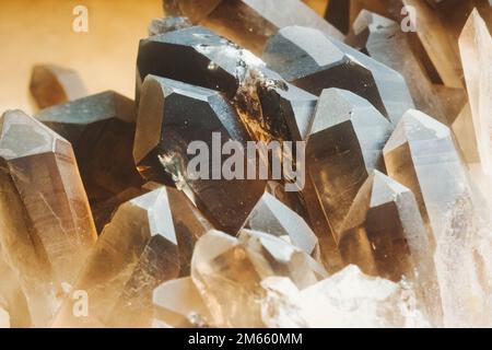 Eine Nahaufnahme einer Gruppe rauchiger Quarzsteine Stockfoto