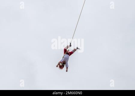 Die Danza de los Voladores oder Papantla Flyers, eine alte mesoamerikanische Zeremonie/Ritual, die noch heute in Mexiko stattfindet Stockfoto