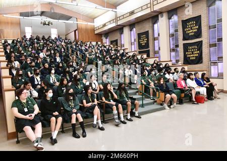 Mehr als 300 Schüler der Inkarnate Word High School nahmen am IWHS Science, Technology, Religion, Engineering, Arts & Math (STREAM) Speaker Panel am IWHS, San Antonio, Texas, am 5. April 2022 Teil. USA Oberst Shannon Shaw, Direktor der Leader Training Division, und Major Lakeisha Logan, stellvertretender Kommandochirurg des Army Medical Center of Excellence, nahmen an der Jury für junge und ältere Menschen Teil. Kaplan Valeria Van Dress, der Befehlskaplan der MEDCoE, war im ersten und zweiten Semester Mitglied der Jury. Weitere Gastredner waren Kaitlin Teniente, Director of Esports, St. Mary's University, Jodie Stockfoto