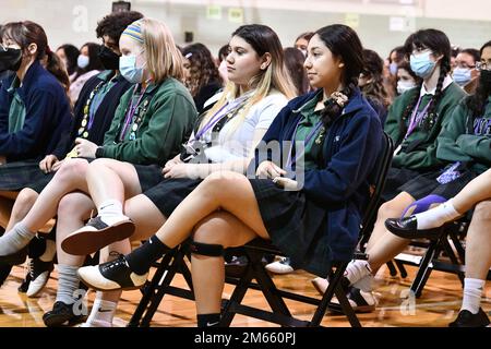 Mehr als 300 Schüler der Inkarnate Word High School nahmen am IWHS Science, Technology, Religion, Engineering, Arts & Math (STREAM) Speaker Panel am IWHS, San Antonio, Texas, am 5. April 2022 Teil. USA Oberst Shannon Shaw, Direktor der Leader Training Division, und Major Lakeisha Logan, stellvertretender Kommandochirurg des Army Medical Center of Excellence, nahmen an der Jury für junge und ältere Menschen Teil. Kaplan Valeria Van Dress, der Befehlskaplan der MEDCoE, nahm an der Erstsemester- und Zehnjahresjury Teil. Weitere Gastredner waren Kaitlin Teniente, Director of Esports, St. Mary's University, Jodie Stockfoto