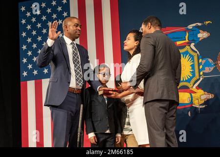 Albany, New York, USA. 1. Januar 2023. Antonio Delgado wurde von Kongressabgeordneter Ritchie Torres während der Einweihungszeremonie für New Yorker Staatsbeamte im Empire State Plaza Convention Center in Albany zum Vizegouverneur ernannt. Gouverneur Kathy Hochul wurde als erste weibliche Gouverneurin des Staates New York für die volle Amtszeit vereidigt. (Kreditbild: © Fotograf Lev Radin/Pacific Press via ZUMA Press Wire) Stockfoto