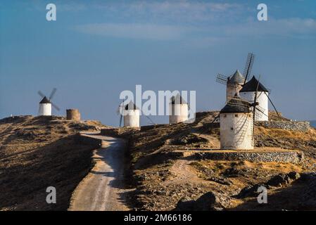 Windmühlen Spanien, im Sommer sehen Sie historische weiße Windmühlen auf einem Hügel in Consuegra über der Ebene von La Mancha, Castilla-La Mancha, Spanien Stockfoto