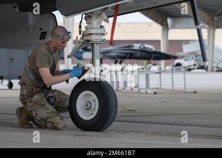 Ein Crewchef, der der 421. Kampfeinheit zugeteilt ist, inspiziert einen F-35A Lightning II während der Übung Agile Tiger am 5. April 2022. Übung Agile Tiger gibt uns die Möglichkeit, operative Unvorhersehbarkeit zu üben und gleichzeitig unseren Partnern und Alliierten zu versichern, dass wir bereit sind, nukleare Operationen und globale Angriffe jederzeit und überall durchzuführen. Stockfoto