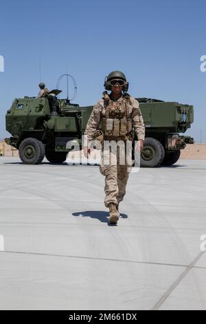 USA Marinekorps Sergeant Ben Willis, ein M142 High Mobility Artillery Raketenwerfer mit Kilo Battery, 2. Bataillon, 14. Marine Regiment, Marine Forces Reserve, geht von einem HIMARS-Starter zu einem KC-130J Super Hercules während des Waffen- und Taktik-Instructor-Kurses 2-22 an der Marine Corps Air Station Yuma, Arizona, 5. April 2022. Kilo Battery führte seine jährliche Schulung mit WTI 2-22 durch, um die Marines und die Flugbesatzung mit WTI in die Lage zu versetzen, eine komplexe Schulungsentwicklung durchzuführen und zu bestätigen, dass sie voll einsatzfähig sind. Stockfoto