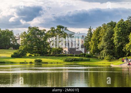 Puschkin, Russland - 12. Juli 2022: Der Blick auf den Katharinenpark in Zarskoye Selo Stockfoto