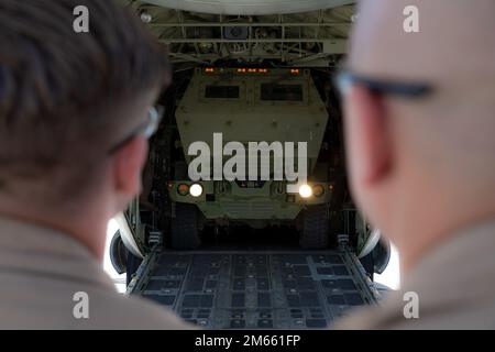 USA Marinekorps CPL. Joshua Abbot, Left, A KC-130J Super Hercules Loadmaster with Marine Aerial Tanken Transport Squadron 234, 4. Marine Aircraft Wing, Marine Forces Reserve, diskutiert Best Practices zum Laden eines M142 High Mobility Artillery Rocket Systems auf ein KC-130J mit Staff. Joseph Szombath elyi, Ein KC-130J-Lastlehrer mit VMGR-152, während er während des Waffen- und Taktik-Trainingskurses 2-22 an der Marine Corps Air Station Yuma, Arizona, am 5. April 2022 eine Trainingsereignis für Lade- und Entladevorgänge durchführte. Das Marine Corps setzt HIMARS und seine KC-130J-Flugzeuge ein, um den Kampf zu führen Stockfoto