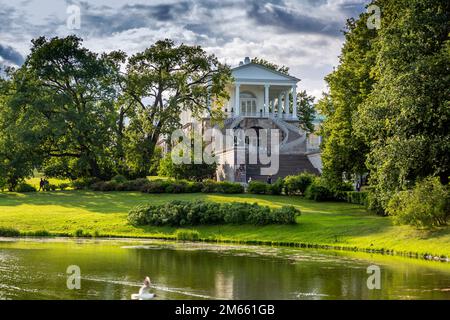 Puschkin, Russland - 12. Juli 2022: Der Blick auf den Katharinenpark in Zarskoye Selo Stockfoto