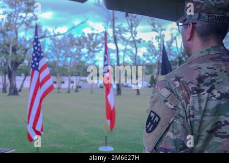 Der Oberbefehlshaber 5 Manuel Couverthie, Oberbefehlshaber der Nationalgarde Puerto Rico, salutiert die Flaggen während der Nationalhymne in Fort Buchanan, Puerto Rico, 5. April 2022. CW5 Manuel Couverthie war einer der besonderen Gäste bei der Vorausfeier von 2. Lieutenant Karla Torres. Stockfoto