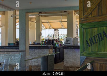 Blick auf den Barschalter des Restaurants im Freien des Tamarijn Hotels, Aruba. Oranjestad Stockfoto