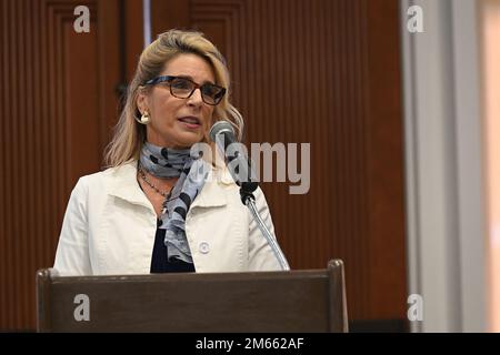 Cindy Wilsbach, First Lady der Pacific Air Forces, hält Eröffnungsrede während einer Frühjahrskonferenz der Befehlshaber, Kommandochefs und Ehepartner auf der Joint Base Pearl Harbor-Hickam, Hawaii, am 5. April 2022. Die dreitägige Konferenz bot den Führungsteams und ihren Ehegatten die Gelegenheit, an Diskussionen teilzunehmen und Ideen auszutauschen, damit die PACAF-Flugzeuge bei ihren Missionen vielfältig, bereit, innovativ und tödlich bleiben können. Stockfoto