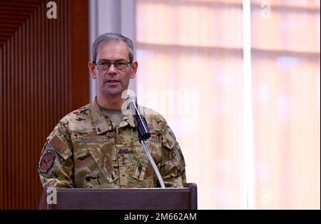 USA General Ken Wilsbach, Befehlshaber der Pacific Air Forces, hält einleitende Bemerkungen während einer Frühjahrskonferenz der Befehlshaber, Kommandochefs und Ehepartner auf der Joint Base Pearl Harbor-Hickam, Hawaii, am 5. April 2022. Die Konferenz schuf einen persönlichen Veranstaltungsort, an dem Befehlshaber zusammenarbeiten und Ideen zusammenführen konnten, um den USA zu helfen Region Indo-Pacific mit unübertroffenen Luft-, Weltraum- und Cyberspace-Kapazitäten, um regionale Stabilität und Sicherheit zu gewährleisten. Stockfoto