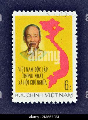 Stornierter Briefmarken, gedruckt von Vietnam, auf dem Ho Chi Minh und eine Karte von Vietnam, Vereinigung von Vietnam, um 1976. Stockfoto