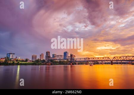 Little Rock, Arkansas, USA, Skyline im Stadtzentrum am Arkansas River bei Sonnenaufgang. Stockfoto