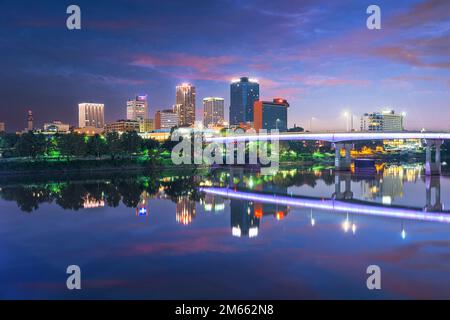 Little Rock, Arkansas, USA, Skyline im Stadtzentrum am Arkansas River bei Sonnenaufgang. Stockfoto