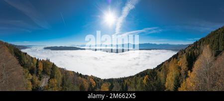 Blick auf Gerlitzen über den Wolken. Malerisches Panorama am blauen Himmel an einem sonnigen Herbsttag. Stockfoto