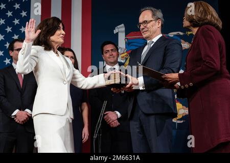 Albany, New York, USA. 1. Januar 2023. Kathy Hochul wurde von Hazel Dukes zum 57. Gouverneur des Bundesstaats New York ernannt, wobei Familienmitglieder während der Einweihungszeremonie für New Yorker Beamte im Empire State Plaza Convention Center in Albany anwesend waren. (Kreditbild: © Fotograf Lev Radin/Pacific Press via ZUMA Press Wire) Stockfoto