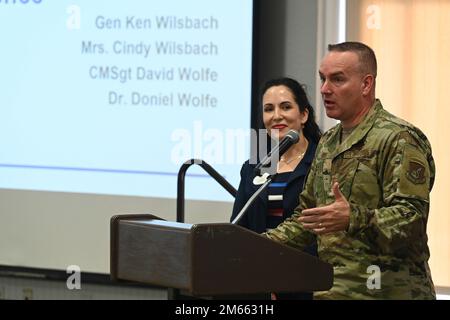 USA Air Force Chief Master Sgt. David Wolfe, Pacific Air Forces Command Chief, hält seine Eröffnungsrede zusammen mit seiner Frau Doniel Wolfe während einer Spring Commanders, Command Chiefs und Ehegatten Konferenz auf der Joint Base Pearl Harbor-Hickam, Hawaii, am 5. April 2022. In Abstimmung mit anderen Komponenten, Verbündeten und Partnern stellt die PACAF USINDOPACOM fortlaufend konkurrenzlose Kapazitäten in den Bereichen Luft, Weltraum und Cyberspace zur Verfügung, um regionale Stabilität und Sicherheit zu gewährleisten. Stockfoto