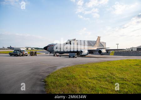 Ein 909. Air Tanken Geschwader KC-135 Stratotanker ist bereit für einen Flug am Kadena Air Base, Japan, 5. April 2022. Die vor dem Flug durchzuführenden Kontrollen und die Vorbereitung des Luftfahrzeugs durch die 909. ARS-Flugbesatzung sowie die Unterstützung durch Mitglieder der 909. Aircraft Maintenance Unit gewährleisten einen sicheren und effizienten Flug. Stockfoto