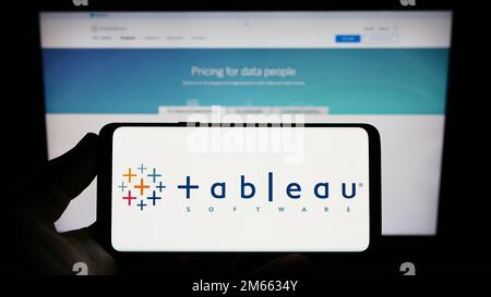 Person, die ein Smartphone mit dem Logo des US-Unternehmens Tableau Software Inc. Auf dem Bildschirm vor der Website hält. Konzentrieren Sie sich auf das Display des Telefons. Stockfoto