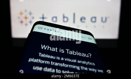 Mobiltelefon mit Website des US-Unternehmens Tableau Software Inc. Auf dem Bildschirm vor dem Unternehmenslogo. Fokus auf oberer linker Seite des Telefondisplays. Stockfoto