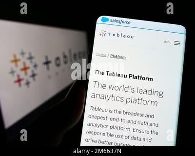 Person, die ein Mobiltelefon mit einer Webseite des US-Unternehmens Tableau Software Inc. Auf dem Bildschirm vor dem Logo hält. Konzentrieren Sie sich auf die Mitte des Telefondisplays. Stockfoto