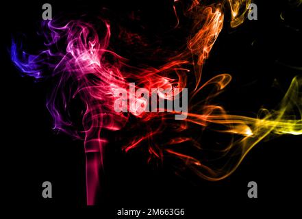 Rauchmuster, die mit einem Weihrauchstab vor schwarzem Hintergrund und einem Blitz erzeugt wurden. Einige davon sind gespiegelt und Farben invertiert oder hinzugefügt Stockfoto