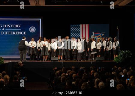 Albany, New York, USA. 1. Januar 2023. Der Chor der Metropolitan New Testament Baptist Church führt während der Einweihungszeremonie für New Yorker Beamte im Empire State Plaza Convention Center in Albany „Danke, Herr“ auf. Gouverneur Kathy Hochul wurde als erste weibliche Gouverneurin des Staates New York für die volle Amtszeit vereidigt. (Kreditbild: © Fotograf Lev Radin/Pacific Press via ZUMA Press Wire) Stockfoto