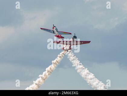 Das Aeroshell Aerobatic Team fliegt über Lakeland, Florida, 5. April 2022. Das Team wurde 1984 gegründet und fliegt sowohl tagsüber als auch nachts auf Shows im ganzen Land. Stockfoto